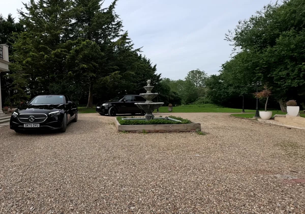 A black executive Mercedes-Benz E-Class saloon presented for Business Class chauffeur travel - view 4