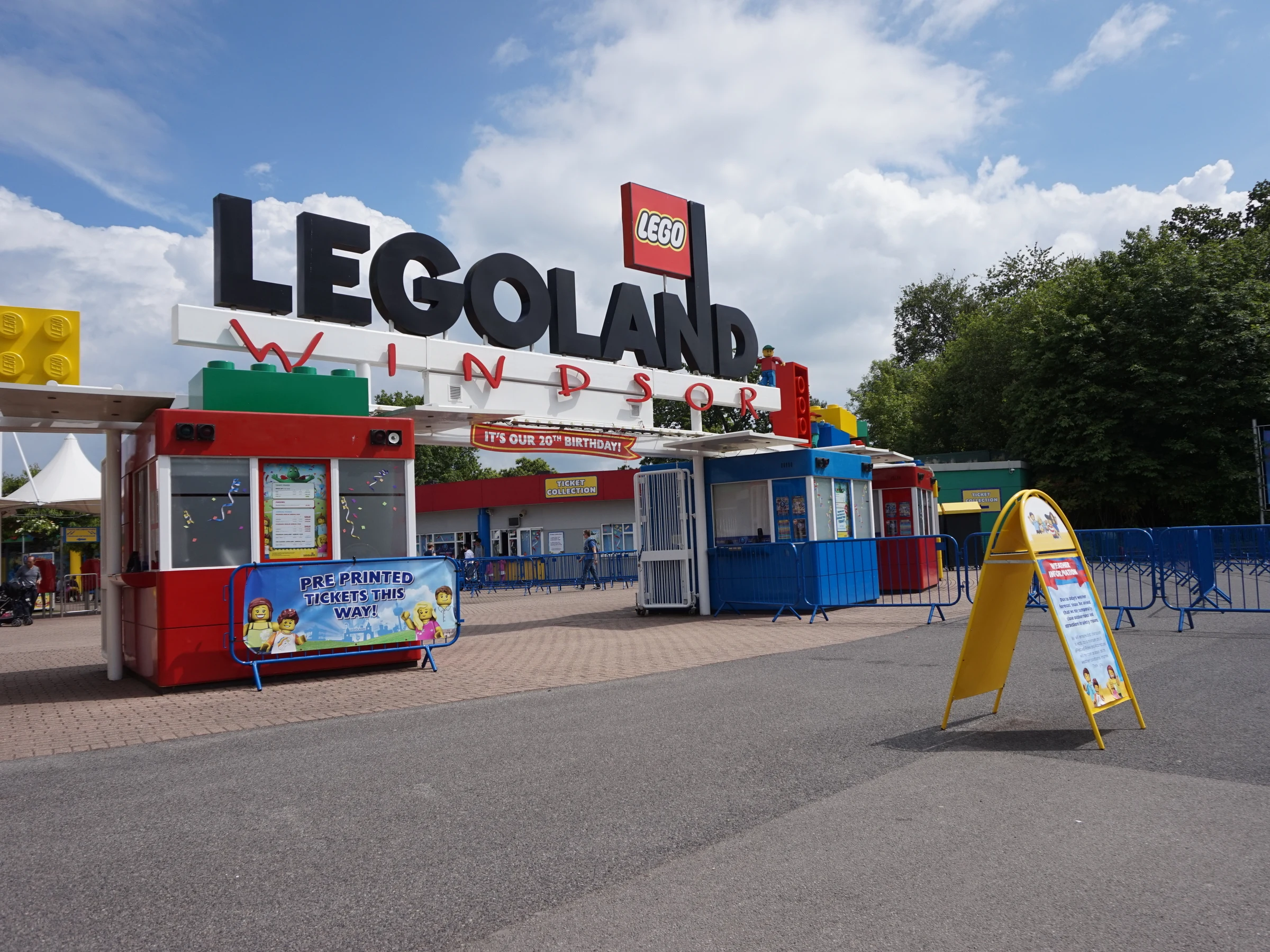 The entrance to LEGOLAND Windsor Resort on a summer day