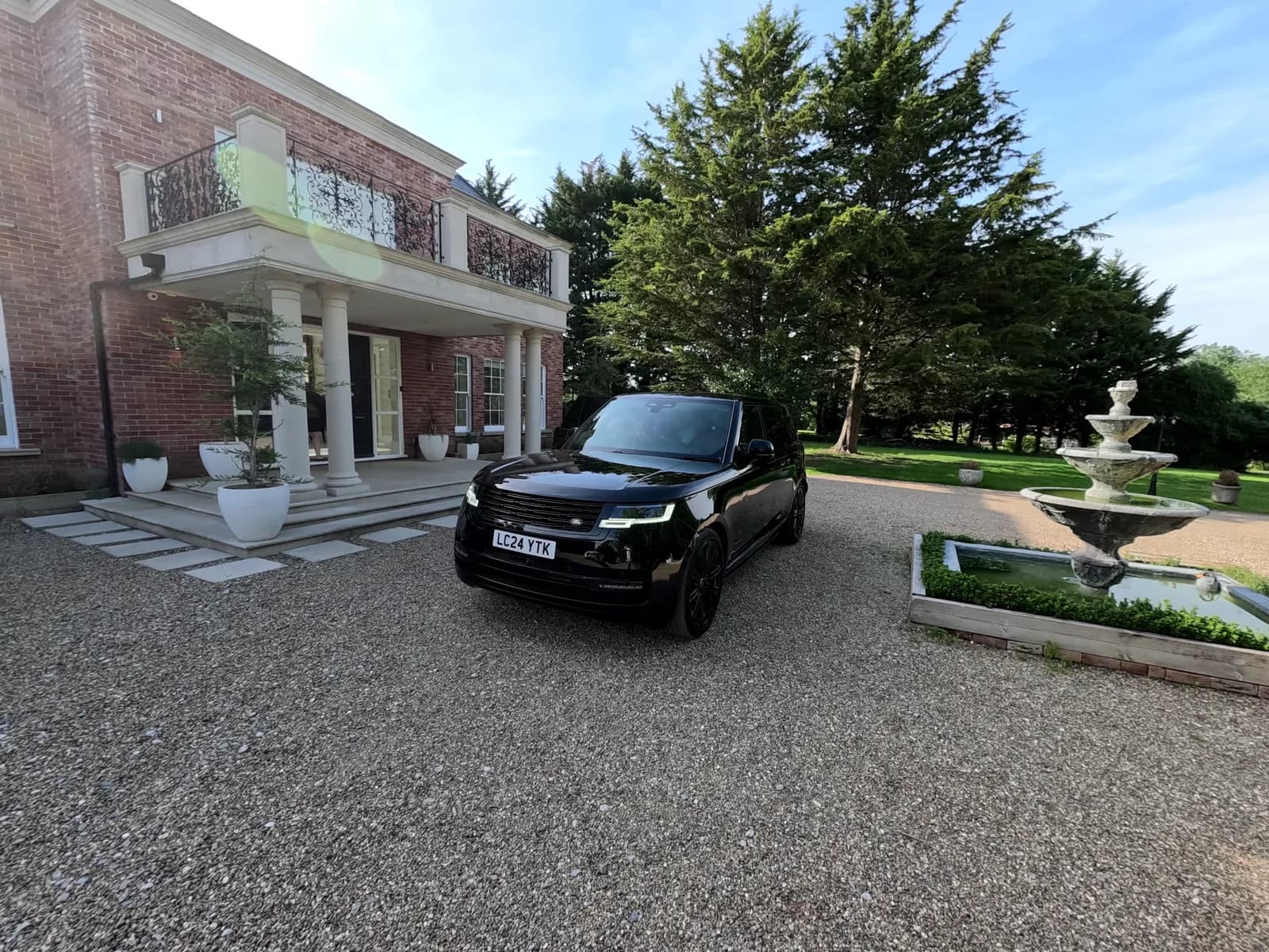 A black Range Rover in showroom condition - view 10