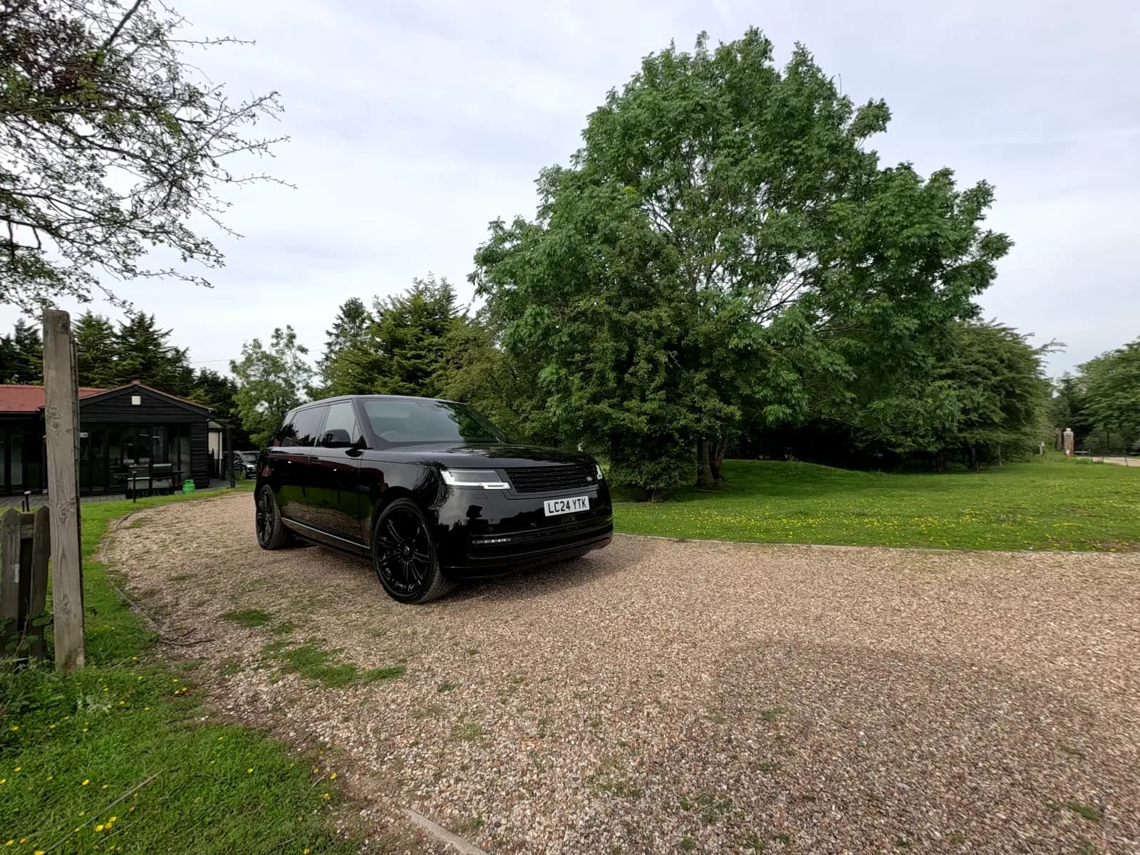 A black Range Rover in showroom condition - view 4