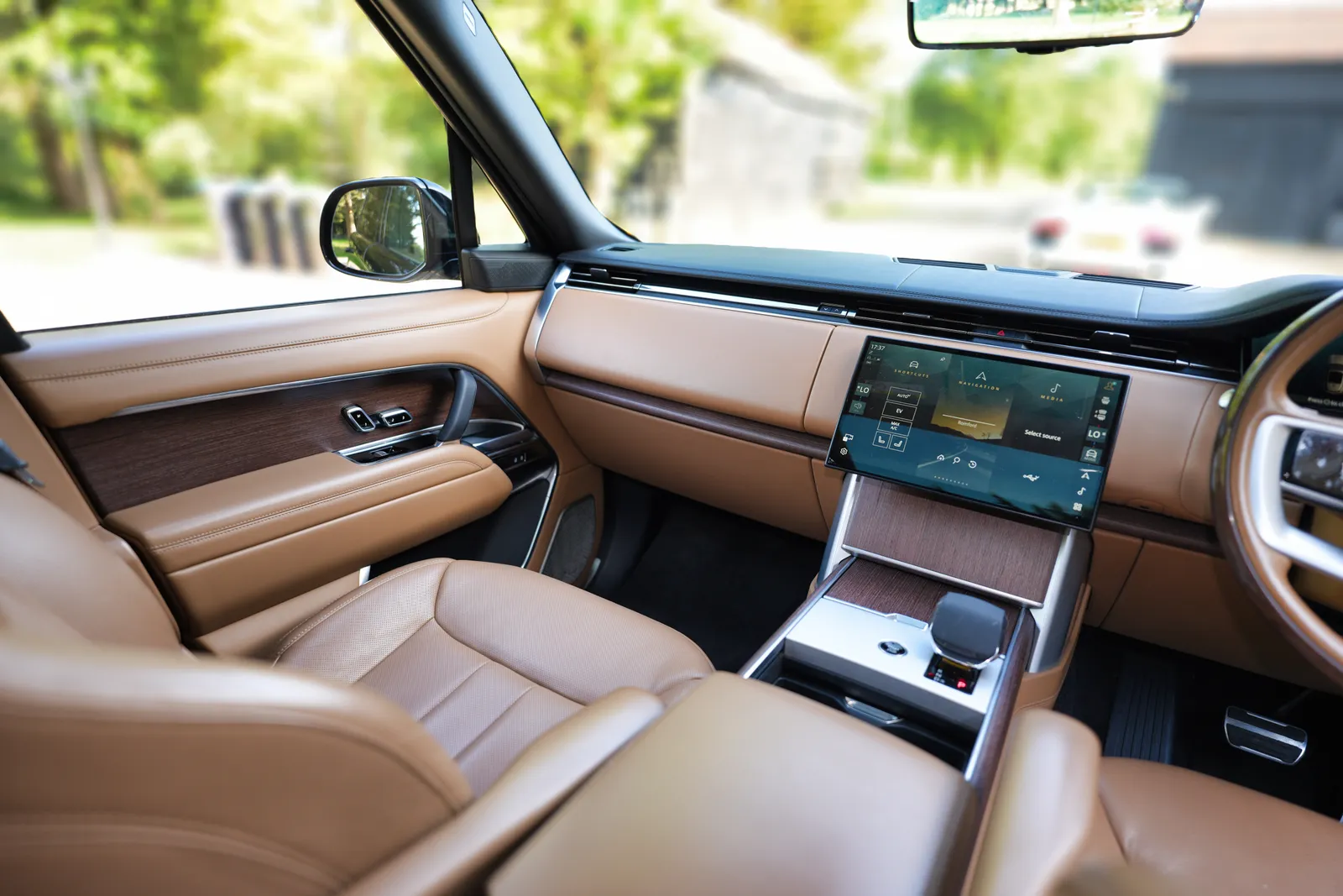 A black Range Rover in showroom condition - view 5