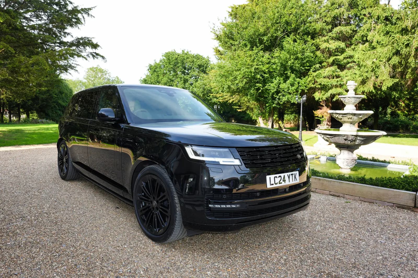 A black Range Rover in showroom condition - view 6