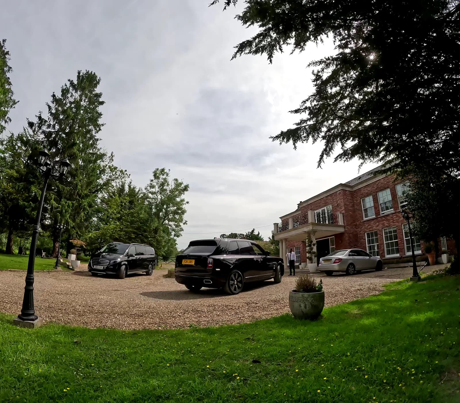 A black Range Rover in showroom condition - view 9