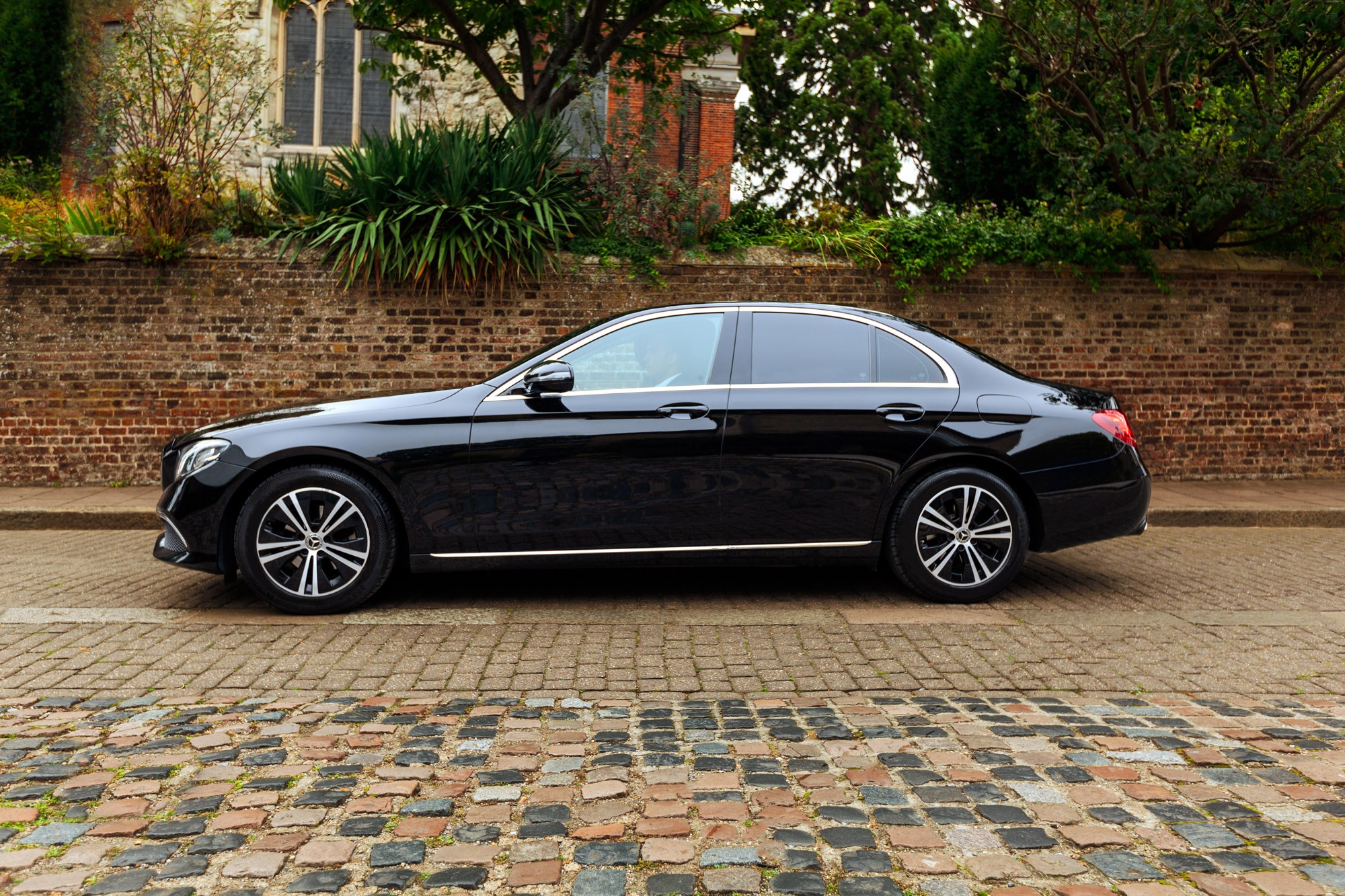 imgi 3 mercedes e class chauffeur car side 1